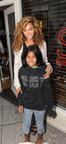 th_75094_celebrity_paradise.com_TheElder_Beyonce2010_07_06_shopping12_122_125lo.jpg