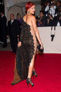 th_897823664_RihannaCostumeInstituteGalaMetBallinNYC_2.5.2011_113_122_440lo.jpg