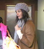 th_99250_celebrity-paradise.com-The_Elder-Katie_Holmes_2010-02-09_-_stooped_off_at_a_local_Starbucks_in_NY_6298_122_441lo.jpg