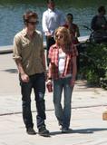http://img126.imagevenue.com/loc48/th_54850_274_Robert_Pattinson_the_set_of_Remember_me_in_Central_Park27_122_48lo.jpg