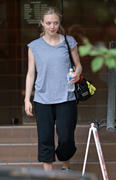 http://img126.imagevenue.com/loc497/th_01670_Amanda_Seyfried_and_Shiloh_Fernandez_at_a_gym_in_Vancouver1_122_497lo.jpg