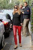 th_93707_celebrity_paradise.com_TheElder_ElleMacpherson2010_09_21_ontheschoolruninLondon18_122_51lo.jpg